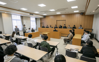 模擬法廷で実際の裁判同様に審理を進めました!