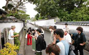 現地研修で見聞きしたことを記録し、考慮して、報告書にまとめます