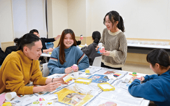 模擬保育で保育者役になって、子ども役の学生に製作を楽しんでもらっています!