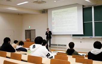 金融論では、金融に関する話題について学びます。