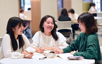 ラーニングコモンズで友達と協力しながら課題に取り組むことも!