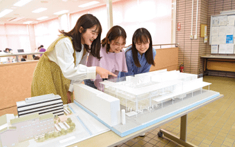 こんな素敵な校舎で学べるなんて模型でもワクワクします!
