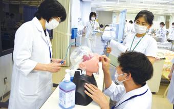 看護学科4年生との合同授業により、多職種の構成員の専門性を理解し、チーム医療に関する基本的能力(コミュニケーション能力)を修得します。