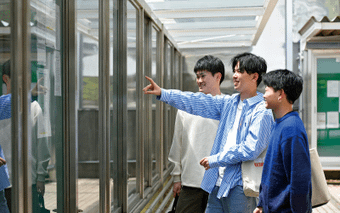 授業の情報など大学での掲示板の確認は大事な日課です!