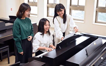 休み時間に友達とピアノの練習をしています!