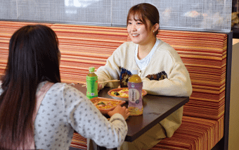 友達とカフェスペースでのランチがお気に入りです!
