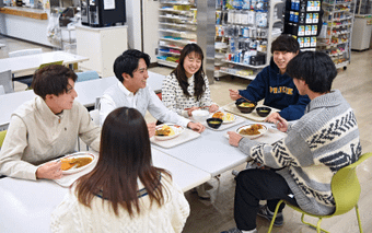 学食で友達と食べる昼食は何よりのリフレッシュです！