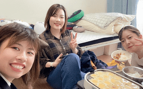 休日に仲の良い友達と家に集まってたこ焼きパーティ!