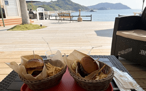 友達と海辺の素敵なカフェへ!