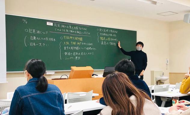教養試験は、受験する県の参考書をもとに学習しました。