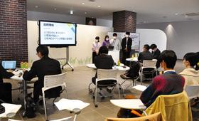企業の方々を迎え、ラーニングコモンズでグループごとにプレゼンテーションを行いました。