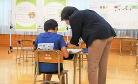 学習の場も、学校に近い状況を再現し、望ましい行動を学べるように工夫されていました。